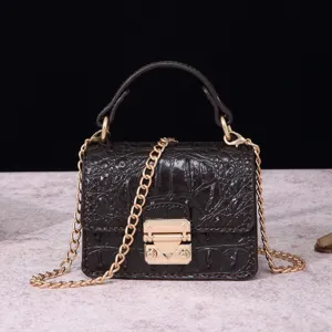 Bolso vintage marrón oscuro con relieve de cocodrilo, cadena dorada y cierre elegante