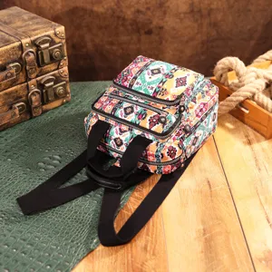 Primer plano de mochila con patrón tribal bohemio y varios compartimentos con cremallera