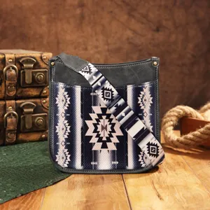 Vista detallada del bolso bandolera boho estilo western con correa ancha estampada