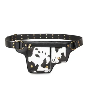 Riñonera vintage de estilo motero con paneles estampado de vaca y herrajes dorados