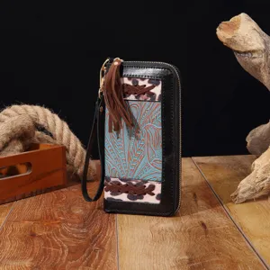 Bohème-Brieftasche auf rustikalem Holztisch mit Seil- und Holzdekoration Details