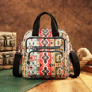 Detalle de una mochila azteca bohemia de gran capacidad con llamativos patrones étnicos.