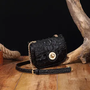 Bolso bandolera retro de cuero negro con relieve de cocodrilo y una cadena dorada