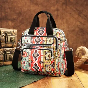 Vista detallada de la mochila con diseño azteca y prácticos bolsillos con cremallera.
