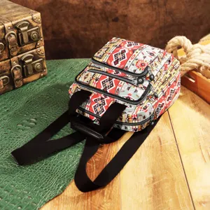 Vista detallada de la mochila con estampado azteca sobre suelo de madera retro