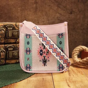 Bolso bandolera bohemio vintage con estampado occidental y correa ancha única.