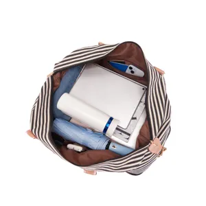 Vista interior detallada que muestra la gran capacidad de almacenamiento de esta bolsa de viaje