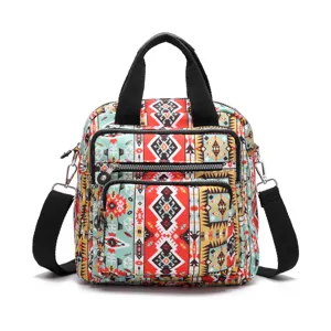 Vista frontal detallada de la mochila bohemia con estampado azteca y múltiples bolsillos con cremallera