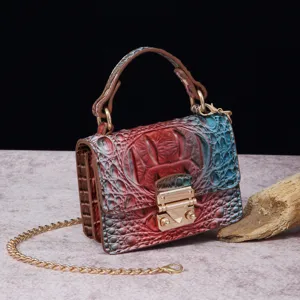 Bolso bandolera vintage para mujer con textura de cocodrilo en relieve y degradado rojo y azul