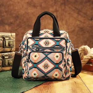 Mochila bohemia con estampado azteca presentada con baúles vintage y decoración.