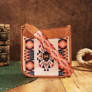 Vista detallada del patrón bohemio y la correa marrón de un bolso bandolera retro