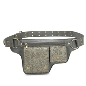 Detalle del bolso de cintura vintage gris estilo moto con grabados florales