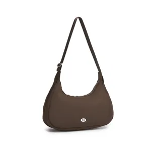 Primer plano del bolso medialuna marrón acolchado con su suave tejido de plumón.