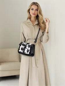 Modelo lleva un bolso bandolera vintage con estampado de vaca y estilo bohemio chic