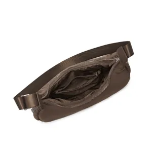 Vista interna de un bolso de media luna acolchado marrón con textura suave acolchada