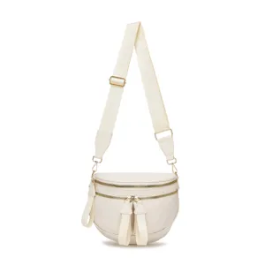 Vista frontal de un bolso bandolera crema de tela Oxford con cremalleras doradas
