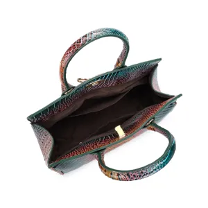 Vista dall'alto di una borsa colorata con motivo coccodrillo e ampie tasche interne