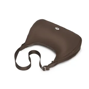 Vista detallada de un bolso de hombro marrón acolchado con forma de luna y textura suave de nube.
