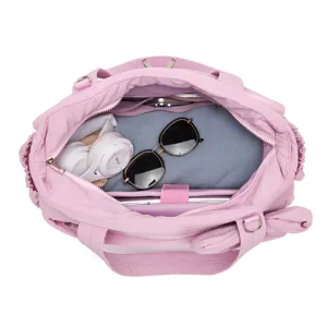 Vista interna dettagliata di una borsa da viaggio trapuntata rosa di grande capacità