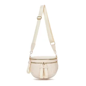 Detalle del bolso bandolera de nailon acolchado beige con doble cremallera.