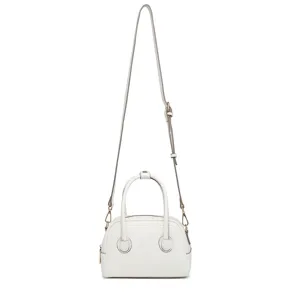 Vista detallada del mini bolso Boston de cuero granulado blanco con asa y correa