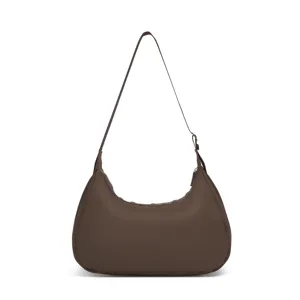Detalle del bolso de hombro acolchado marrón oscuro con forma de media luna para mujer