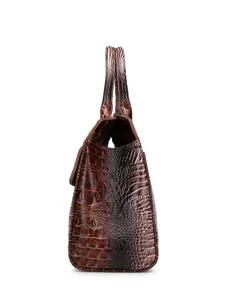 Vista laterale dettagliata della trama di una borsa marrone vintage con stampa cocco