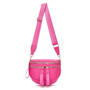 Primer plano de bolso bandolera rosa acolchado en tela Oxford con cremalleras doradas