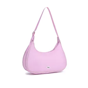 Vista detallada de un bolso hobo rosa acolchado tipo plumífero con textura suave de nube.