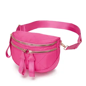 Vista completa del bolso de tela Oxford acolchado rosa con cremalleras doradas y correa.