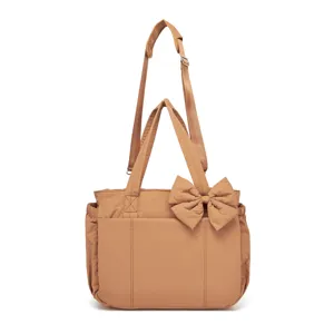 Vista frontale della borsa tote in nylon marrone imbottito con fiocco e tracolla regolabile