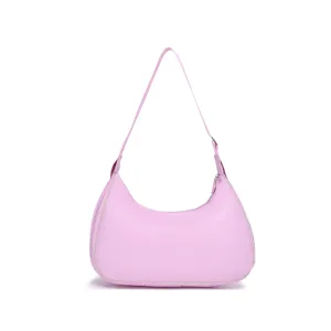 Vista detallada de un bolso de hombro acolchado rosa con forma de luna y textura de nube