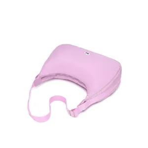 Detalle de bolso hobo rosa acolchado con forma de luna creciente y correa ajustable