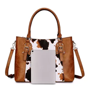 Bolso vintage grande con estampado de vaca comparado con una tableta