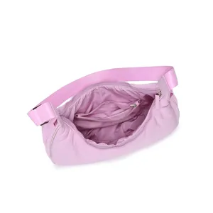 Vista superior del bolso acolchado rosa con bolsillo interno de cremallera suave