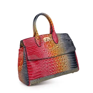 Dettaglio borsa a mano in pelle goffrata coccodrillo con colori sfumati vivaci