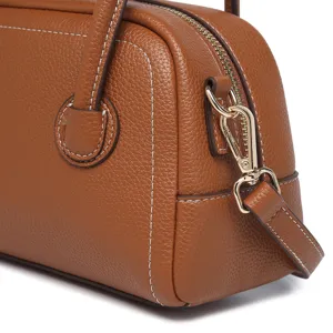 Detalle del bolso Boston de cuero granulado marrón con herrajes dorados y costuras