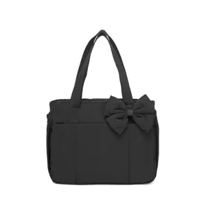 Elegante borsa trapuntata nera con grande fiocco per attività all'aperto e tempo libero.