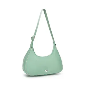 Elegante bolso de luna acolchado verde menta con textura suave y correa de hombro ajustable