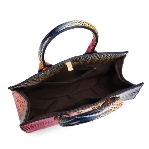 Vista dettagliata dell'interno spazioso con tasche di questa borsa in coccodrillo colorata.