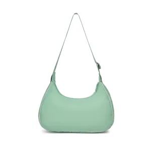Vista frontal detallada de un bolso de media luna acolchado verde menta muy suave