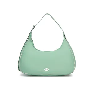 Bolso de media luna acolchado verde menta con relleno suave y una correa ajustable.