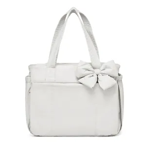 Vista frontale della borsa tote in nylon trapuntato grigio chiaro con grande fiocco