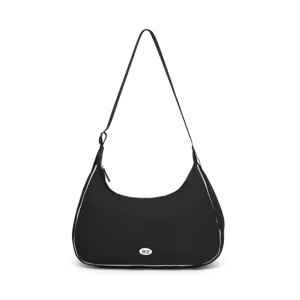 Bolso de hombro acolchado negro en forma de luna con ribetes blancos y correa delgada ajustable