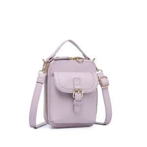 Vista frontal de un elegante bolso mensajero para teléfono en cuero granulado lavanda