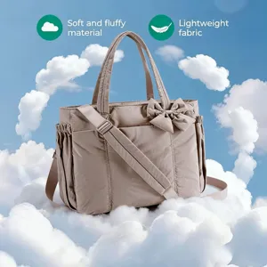 Dettaglio borsa shopper beige imbottita con fiocco in una scena di nuvole ariose