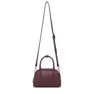 Vista frontal del mini bolso Boston de piel de vaca burdeos con bandolera
