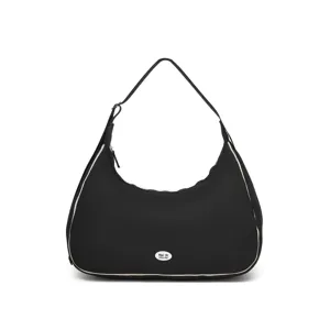 Detalle frontal de un bolso hobo acolchado negro con una forma de medialuna minimalista