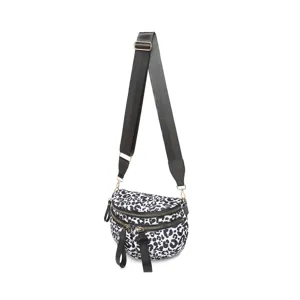 Vista detallada del bolso bandolera con estampado de leopardo y correa ancha