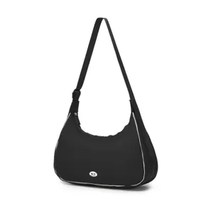 Vista detallada del bolso de hombro negro acolchado con ribete blanco y logo.